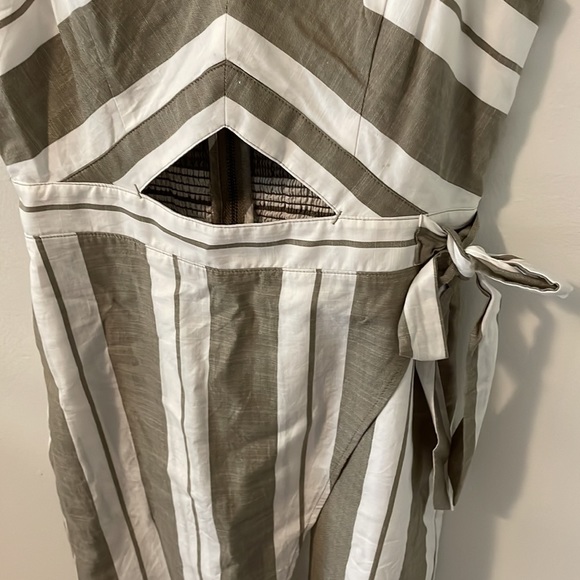 Green and White Express Dress - Picture 2 of 4